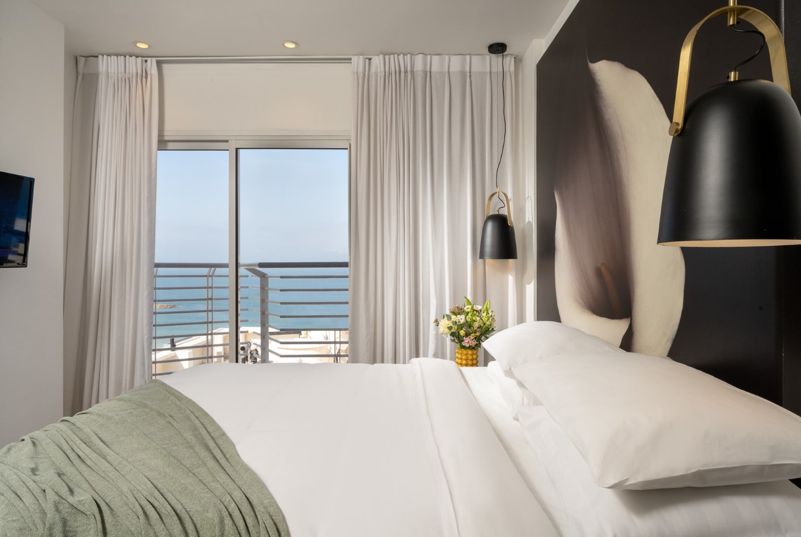 tel aviv hotel on the beach- Panoramic Suite Bed